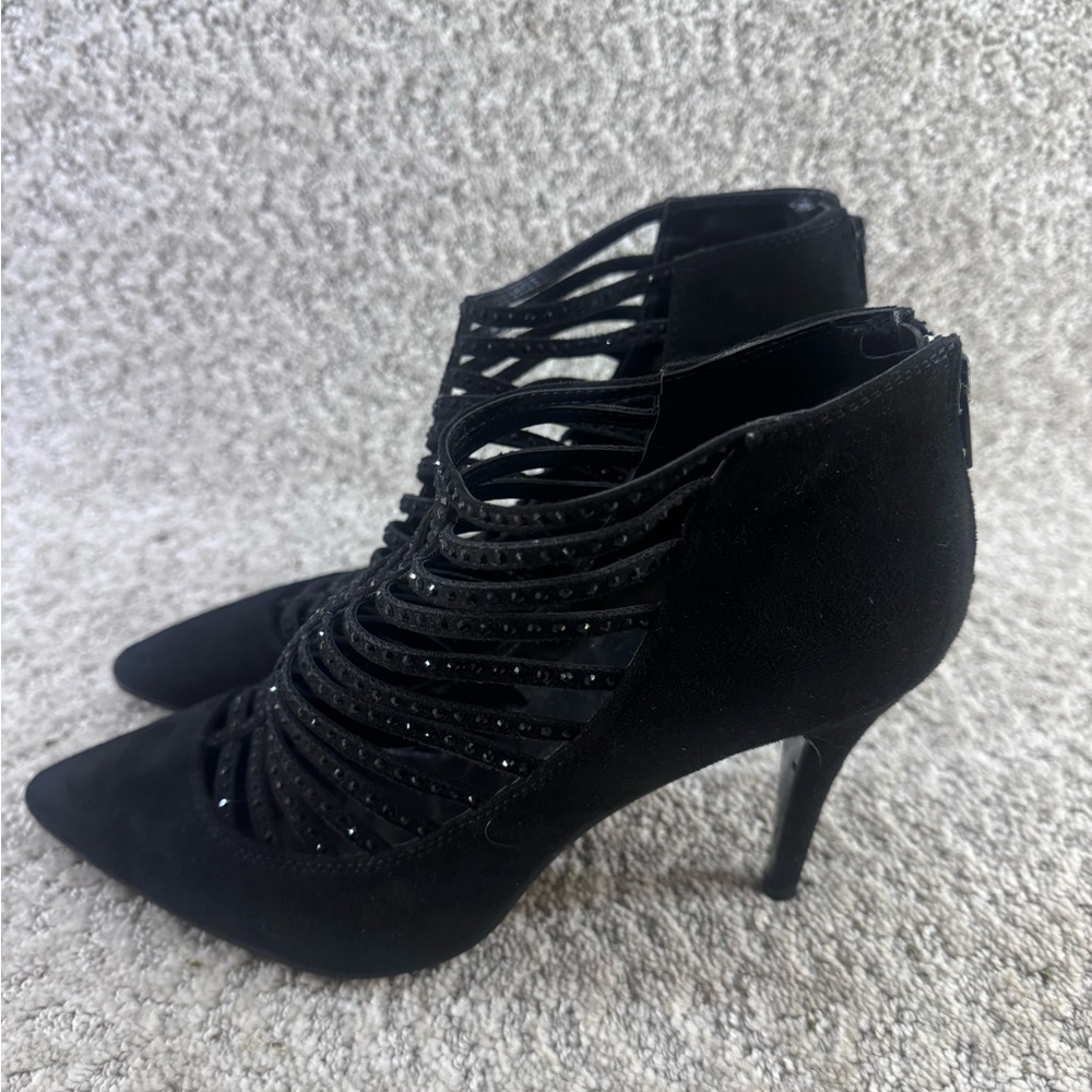 Dressy women shoes gently worn, very classy looking